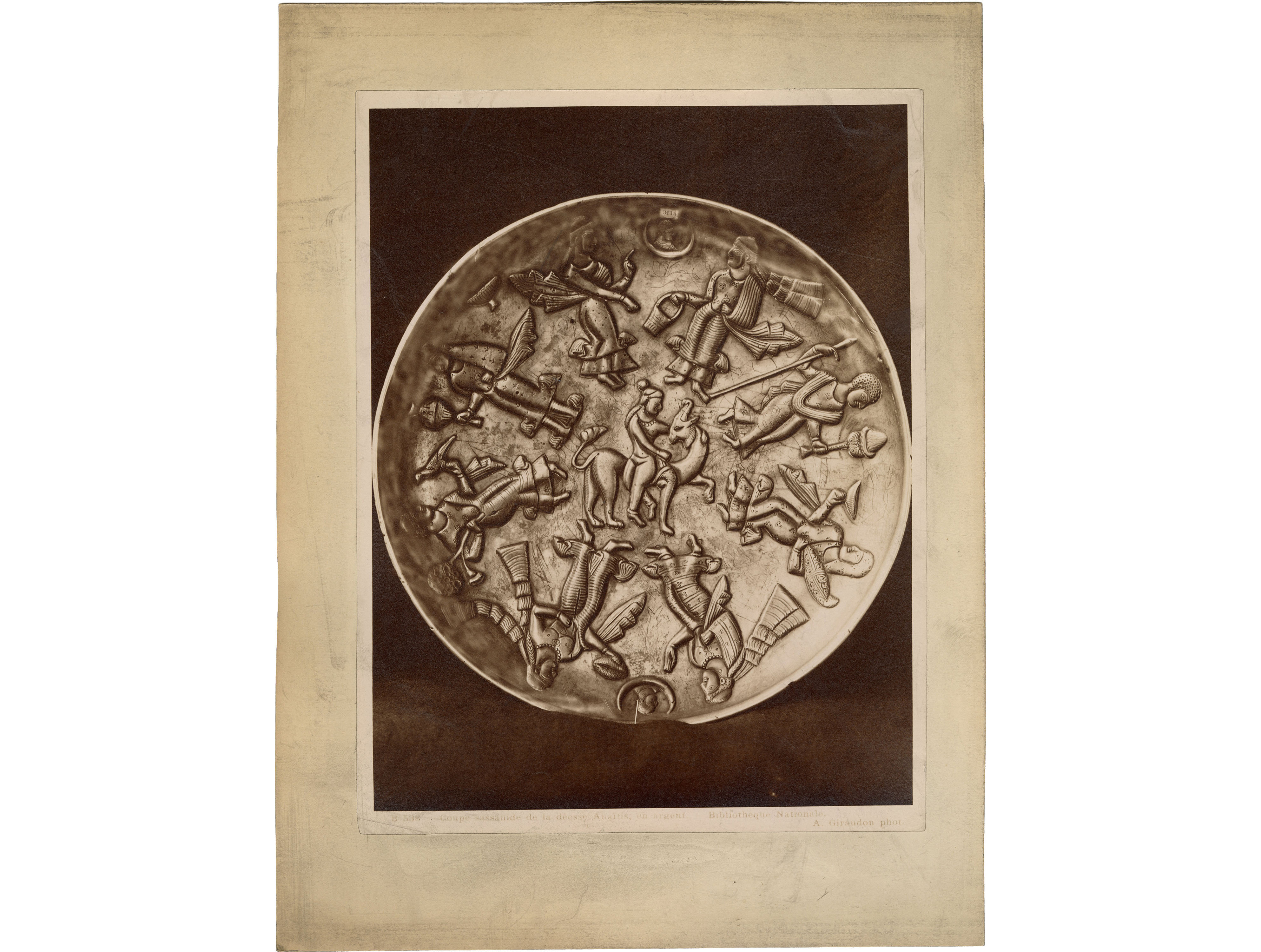 Fotografie (Albuminabzug auf Karton), Sassanidische Silberschale mit der Göttin Anaitis, Inv.-Nr. 6634, 25 x 32,5 cm