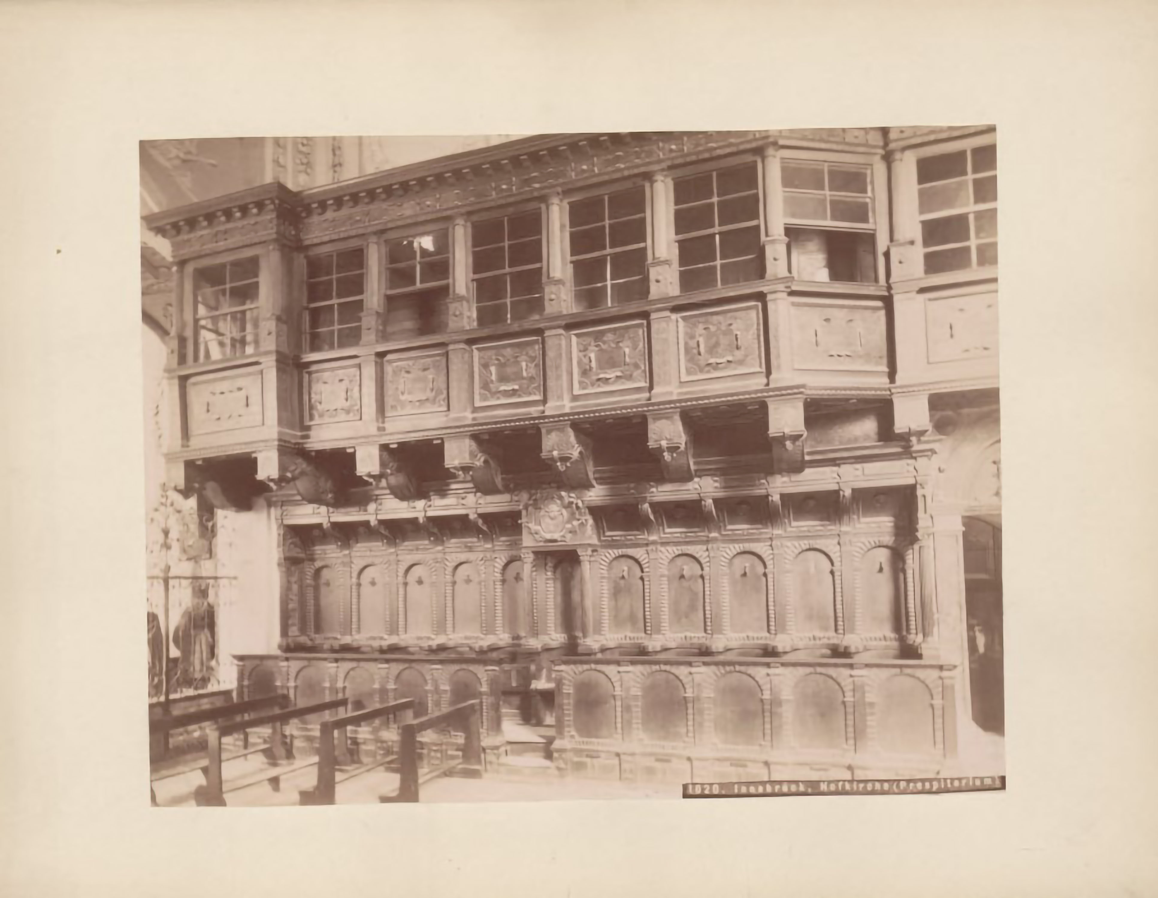 Fotografie (Albuminabzug auf Karton), Hofkirche (Presbyterium), Innsbruck, Verlag Unterberger, Inv.-Nr. 6715, 25 x 32,5 cm