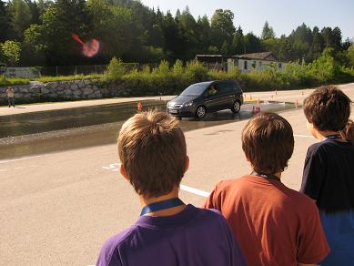 Vorf&uuml;hrung: Nasse Fahrbahn 