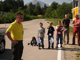 Markus H&ouml;llrigl erkl&auml;rt vor der Gruppe