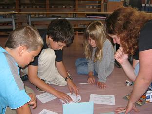 Kinder arbeiten mit C&auml;sarscheibe