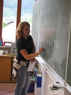 Simone erkl&auml;rt an der Tafel
