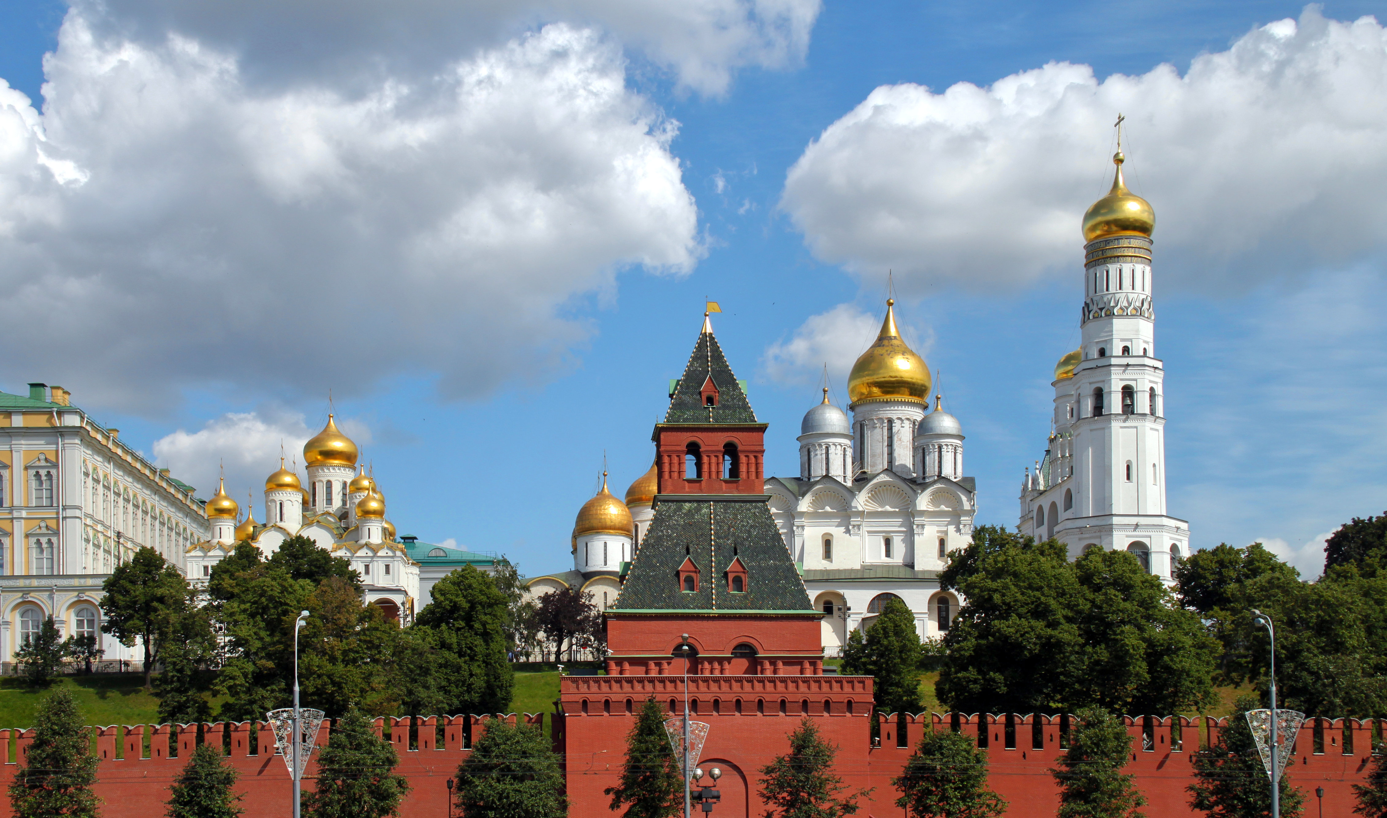 Самое высокое здание кремля. Золотая Царицына палата Московского Кремля. Потешный дворец Московского Кремля. Музеи Кремля.