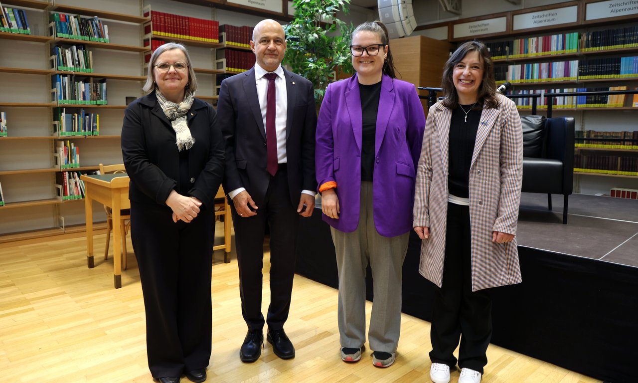 Hauptpreisträgerin Miriam Unterthiner mit Ulrike Tanzer (Leiterin Brenner-Archiv), Vizerektor Gregor Weihs und Laudatorin Maria Piok (Leiterin Literaturhaus am Inn).