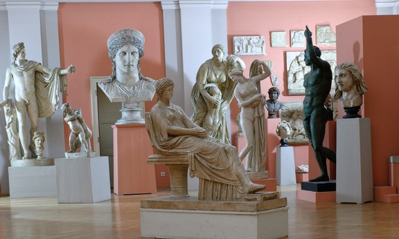 Man sieht hier eine Sammlung von Abgüssen antiker Statuen.