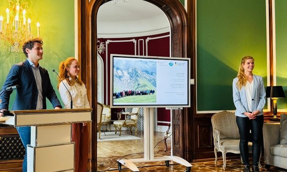 Lucas Weinberg, Johanna Trummer und Rebecca Ralser im Rahmen einer Vorstellung des Projekts "Freeze for Future" in der schweizerischen Botschaft Wien