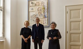 Drei Personen stehen vor einem Gemälde