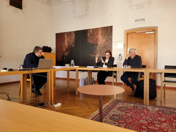 Zu sehen ist Clemens Danzl, Martina Kraml und Hans Mendl. Sie diskutieren.