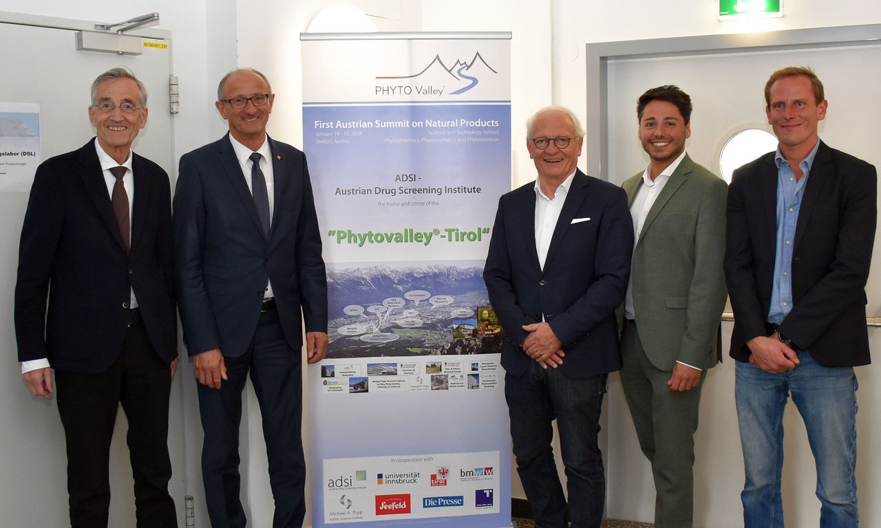 Beim Betriebsbesuch des Austrian Drug Screening Institute, v.l.: Tilmann Märk, Rektor der Universität Innsbruck, Landesrat Anton Mattle, Prof. Günther Bonn, Geschäftsführer der ADSI GmbH, Gökhan Senli und Thomas Jakschitz, beide Mitarbeiter der ADSI GmbH.