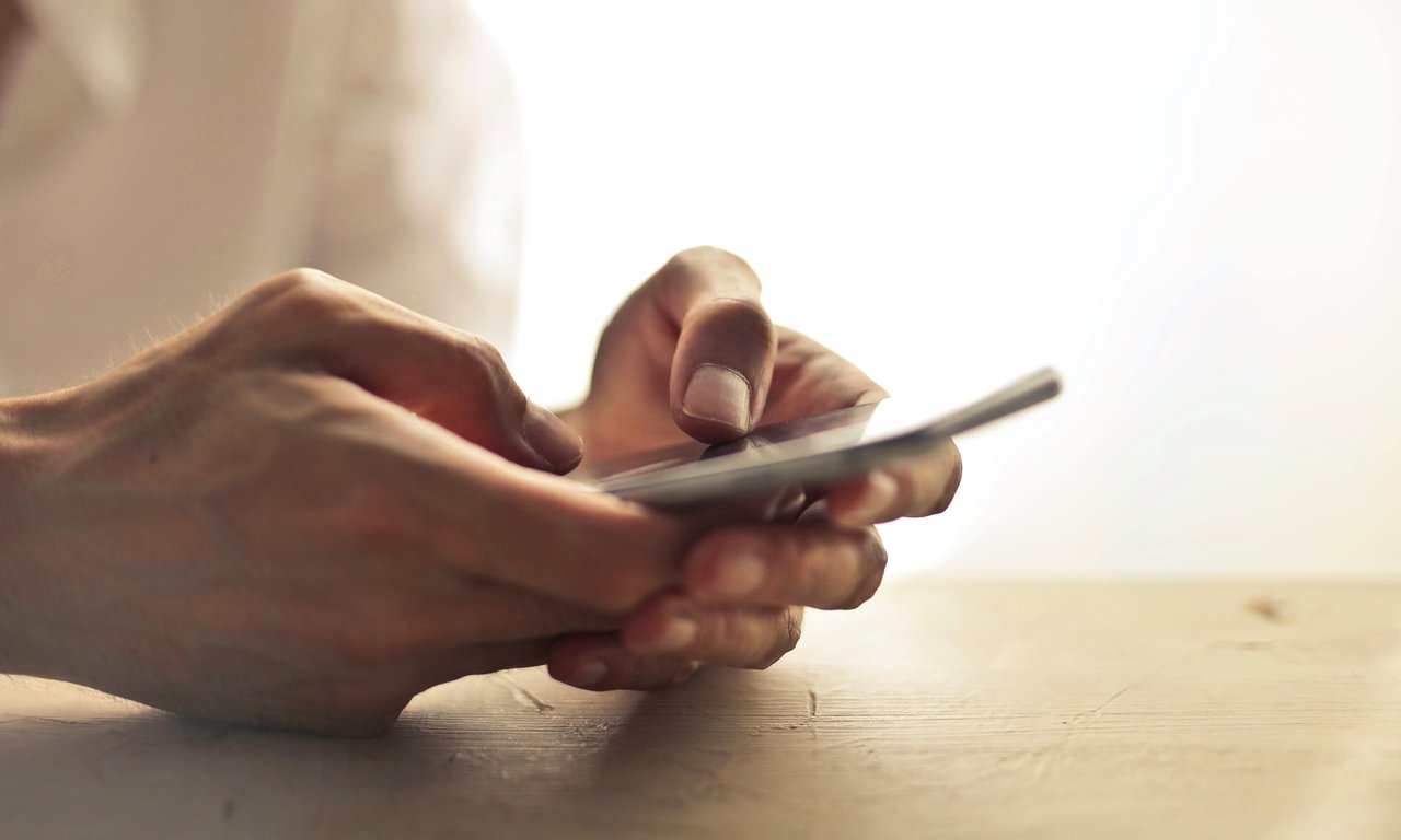 Hände halten ein Smartphone