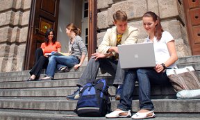 Studierende mit Laptop