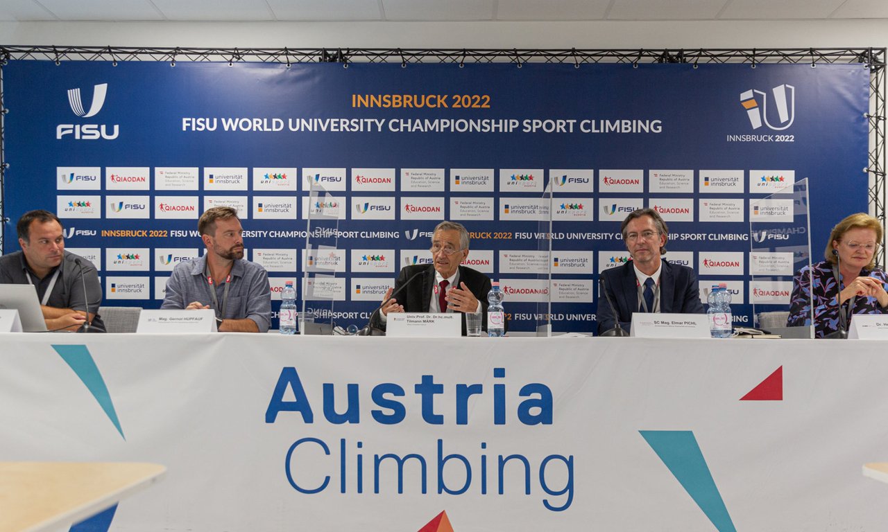 Podium bei der Pressekonferenz zur FISU World University Championship