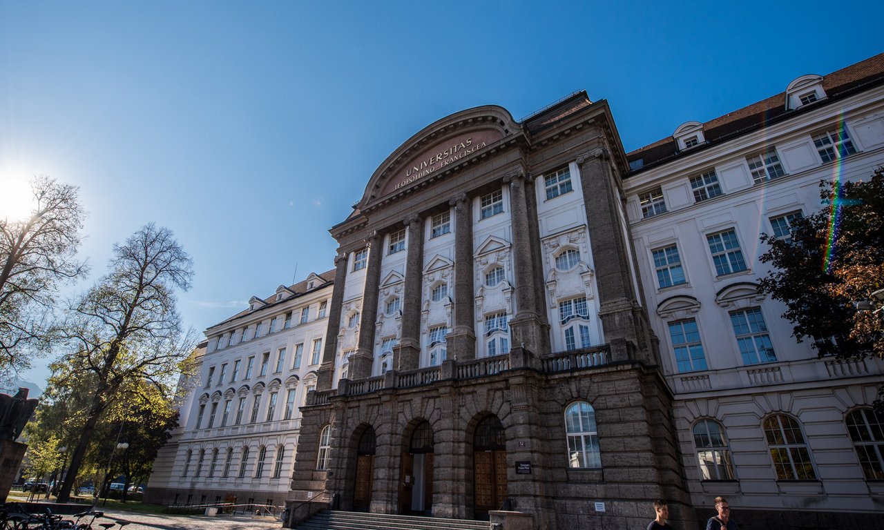 Blick auf das Hauptgebäude