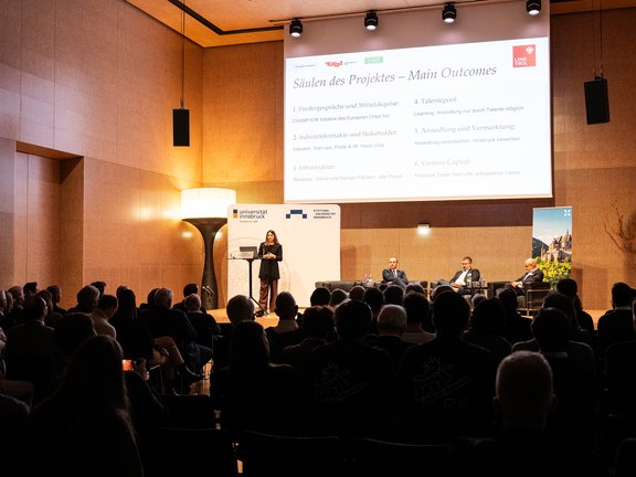 Foto von Jasmin Güngör auf der Bühne