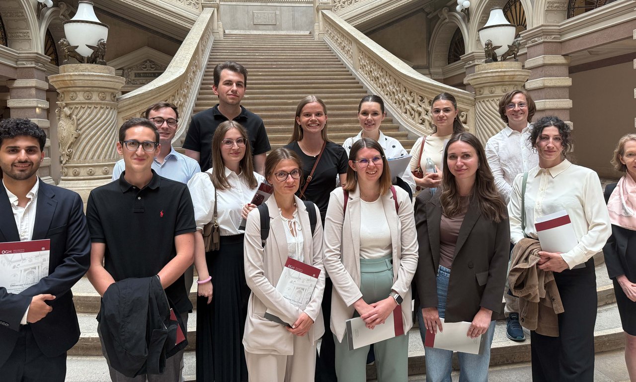 Gruppenfoto mit Exkursionsteilnehmenden; im Hintergrund ein historischer Treppenaufgang