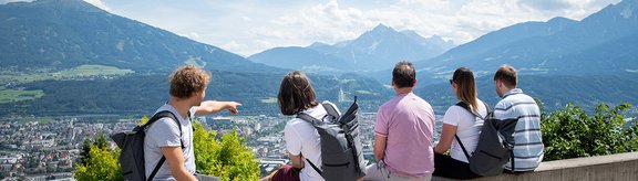 Darstellung von Studenten die über Innsbruck schauen