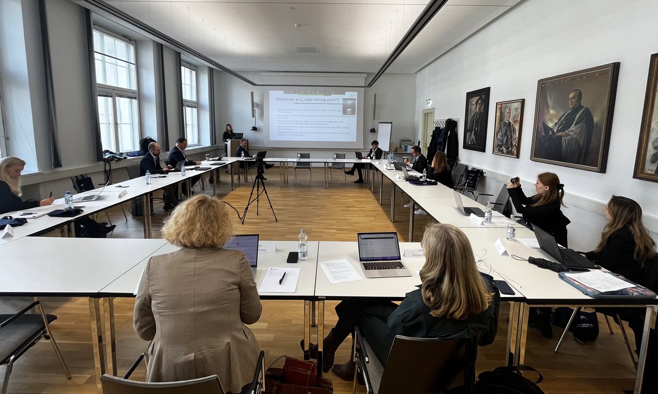 Blick auf die Teilnehmer:innen im UNO-Saal der Uni Innsbruck
