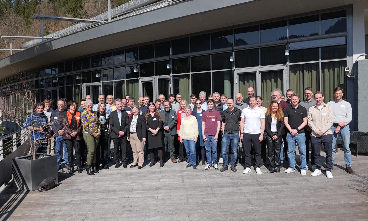 Gruppenfoto von rund 50 Personen