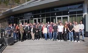 Gruppenfoto von rund 50 Personen