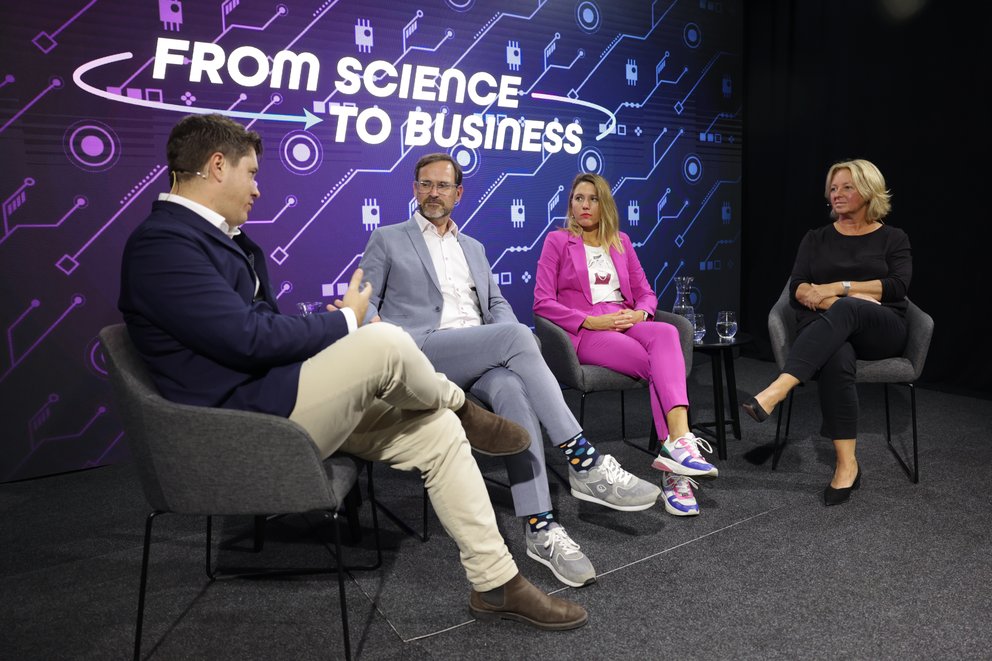 Teilnehmende beim Science to Business