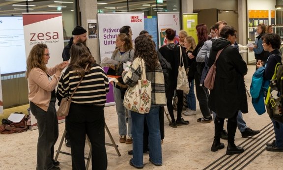 Gruppe von Studierenden vor einem Hörsaal