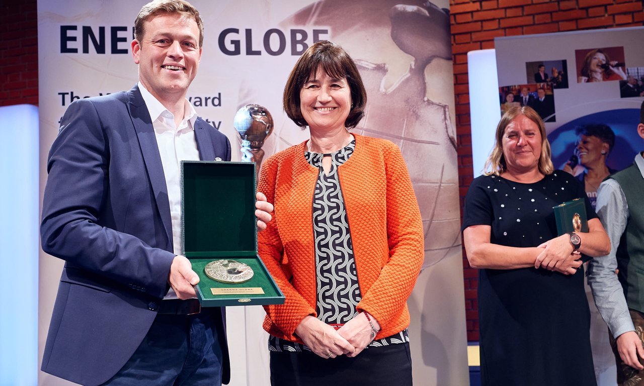 Preisverleihung, überreicht wird eine Plakette und ein goldener Globus