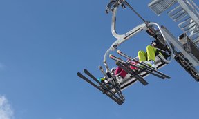 Skifahrer im Lift