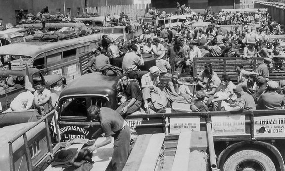 Bozen Bahnhof Menschen