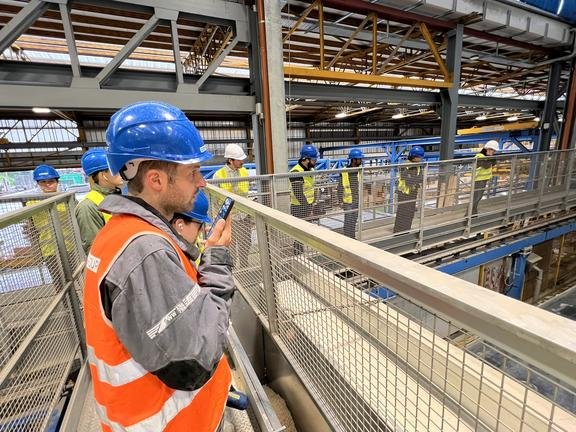 CareerExkursion Progress Group Produktionshalle Erklärung der Maschinen für Betonfertigteile