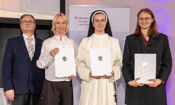 Julia Margreiter mit weiteren Preisträger:innen