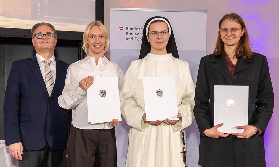 Julia Margreiter mit weiteren Preisträger:innen