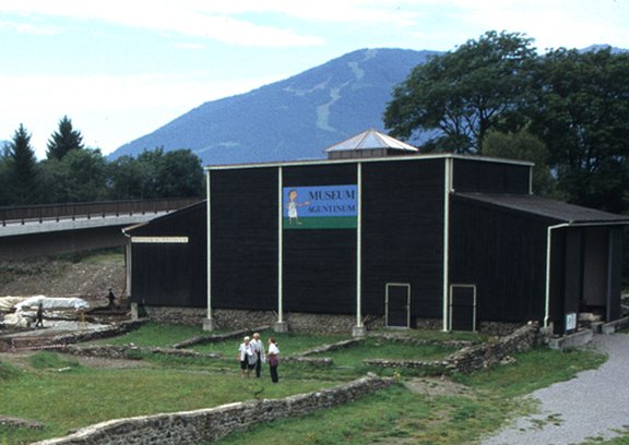 Erster Schutzbau über dem Atriumhaus.