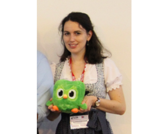 Elisa Guggenbichler with a Duolingo mascot in her hands