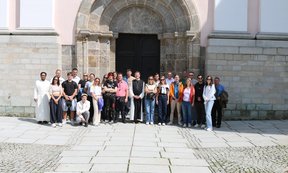 Gruppenfoto der Exkursionsteilnehmer:innen vor dem Stift Wilhering