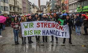 Streikende Schülerinnen und Schüler in Innsbruck 