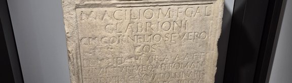 Man sieht eine Stele mit Inschrift.