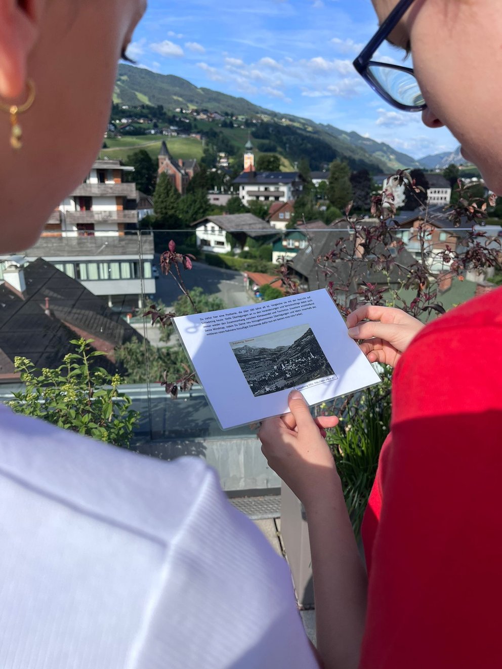 Zwei Personen beobachten eine Ortschaft