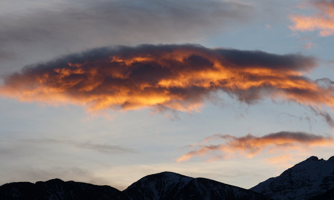 Wolkenformation in orangefarbenem Licht