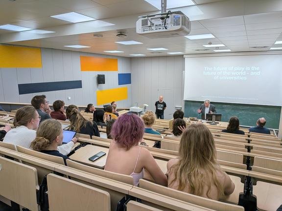 Vorlesungssaal mit Teilnehmenden