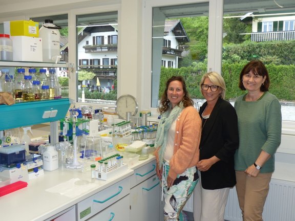 v.l.n.r.: Vertreterinnen der ARGE M. Lackner (LEADER Region FUMO), M. Ellmauer (Technologiezentrum Mondseeland), S. Wanzenböck (Forschungisnstitut für Limnologie, Mondsee, der Universität Innsbruck)