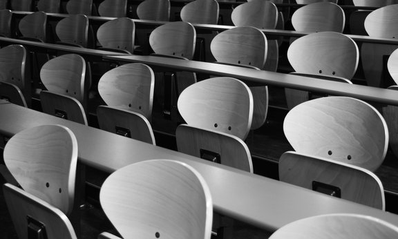 Vollbildaufnahme eines Hörsaals