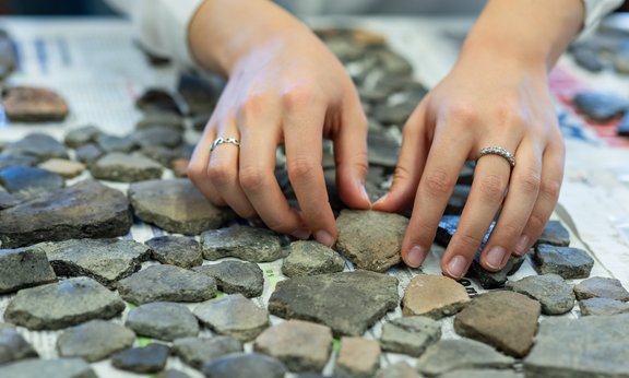 Frauenhände mit Steinen
