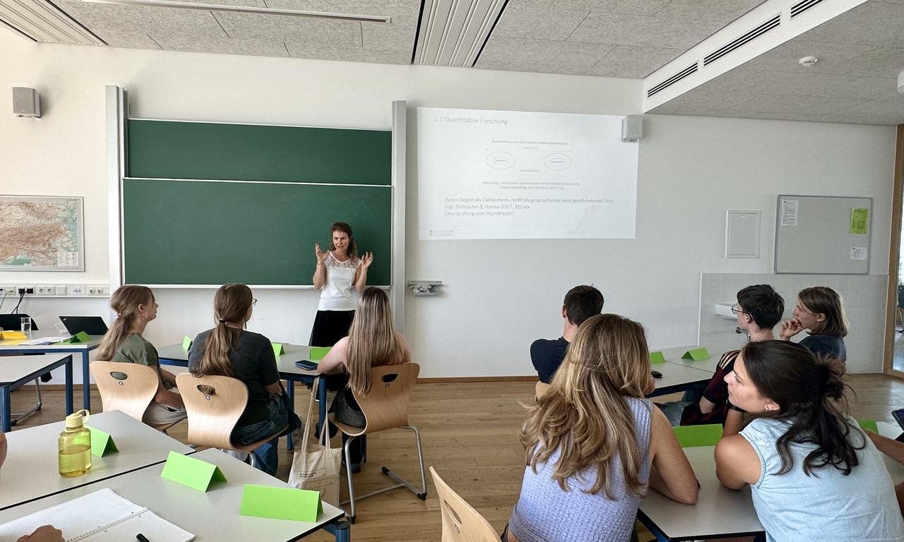 Eva M. Hirzinger-Unterrainer im Klassenzimmer beim Tag der Wissenschaft im BG Sillgasse