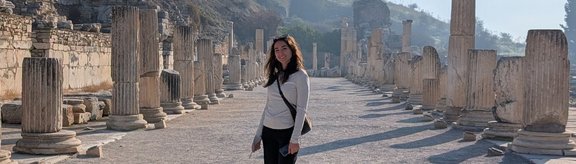 Rocío Suárez Vallejo in der Mitte der von Säulen eingefassten Hafenstraße (Ephesos, Türkei)