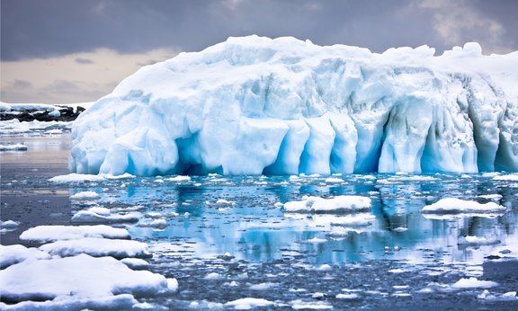 Menschliche und natürliche Faktoren: Der Meeresspiegel wird von vielen Komponenten beeinflusst. Das Abschmelzen der großen Eisschilde ist dafür von großer Bedeutung.