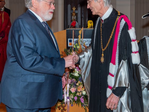 Gratulation von Rektor Märk an Ehrendoktor Anton Zeilinger