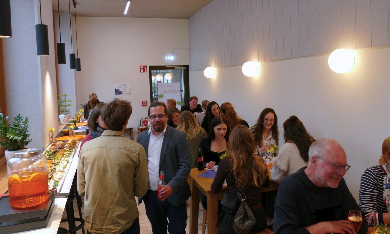 Menschen sprechen in einem Raum