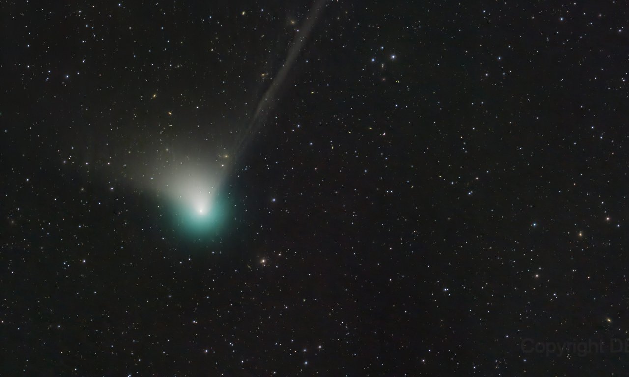 Komet vor dunklem Sternenhimmel