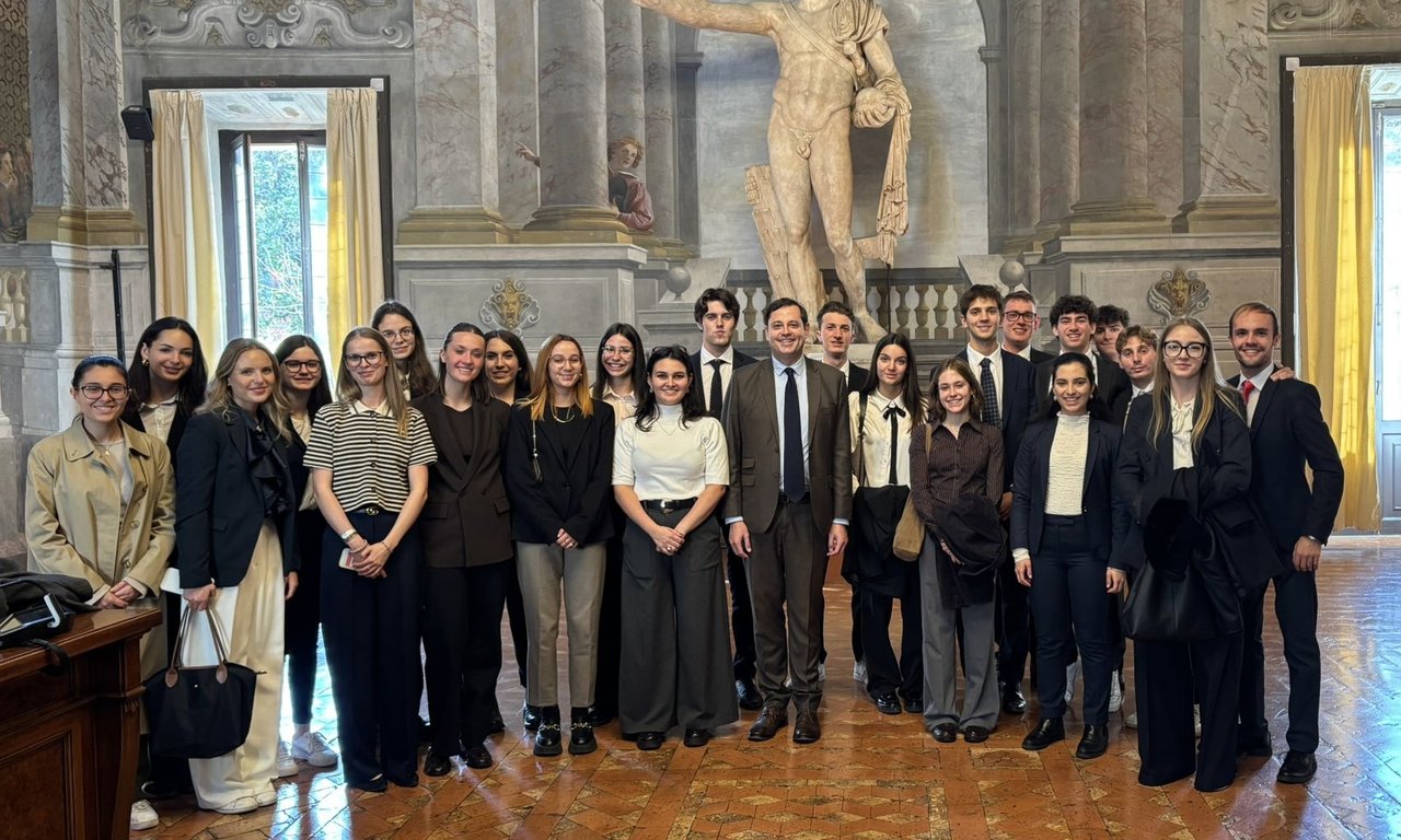Gruppenfoto der Studierenden im Palazza Spado mit Staatsrat Thomas Mathà.