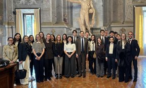 Gruppenfoto der Studierenden im Palazza Spado mit Staatsrat Thomas Mathà.